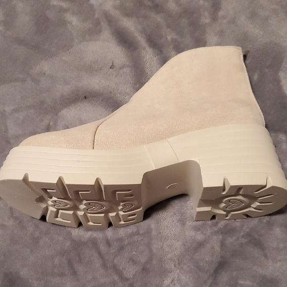 Stylish Cream Platform Ankle Boots - Picture 7 of 10